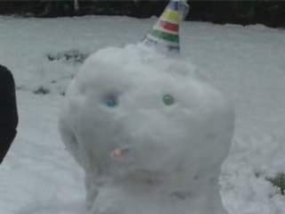 Cassandra fait du ski  (et un bonhomme de neige) !