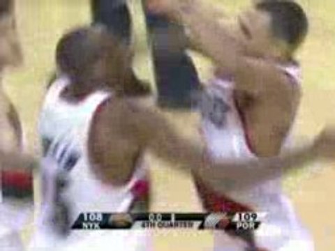 NBA Brandon Roy sinks a tough shot to beat the visiting Knic