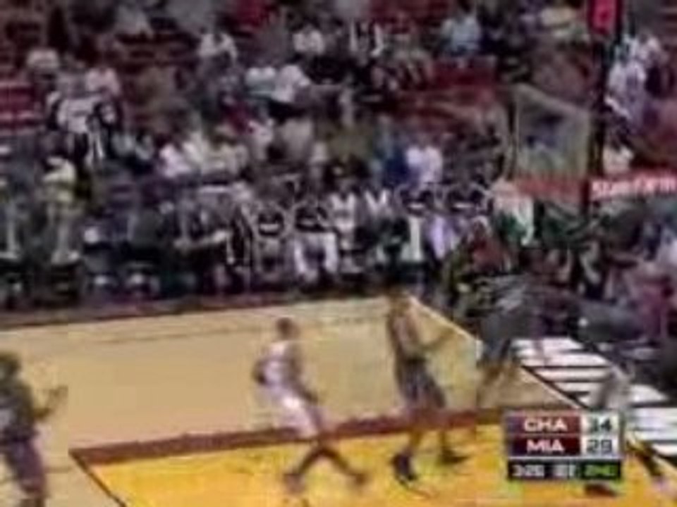 NBA Dwyane Wade takes the pass from Mario Chalmers and finis