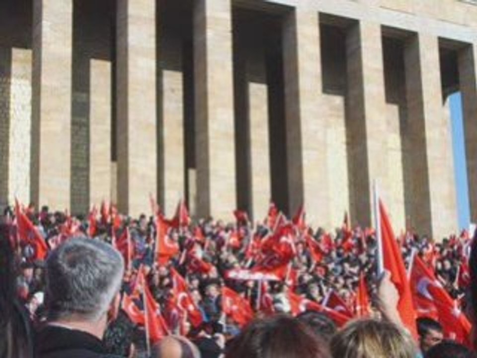 ANITKABİRDE  (2-2-2002 ) ( HÜKÜMETİ ATATÜRK 'e ŞİKAYET