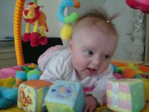 Manon avec ses cubes sur son tapis d'éveil