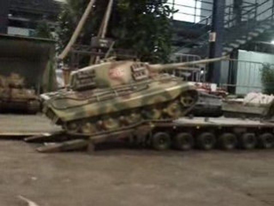 Montreux chargement Char sur porte char