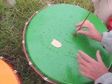 Percussion cuica géante de jardin à l'atelier terre et son