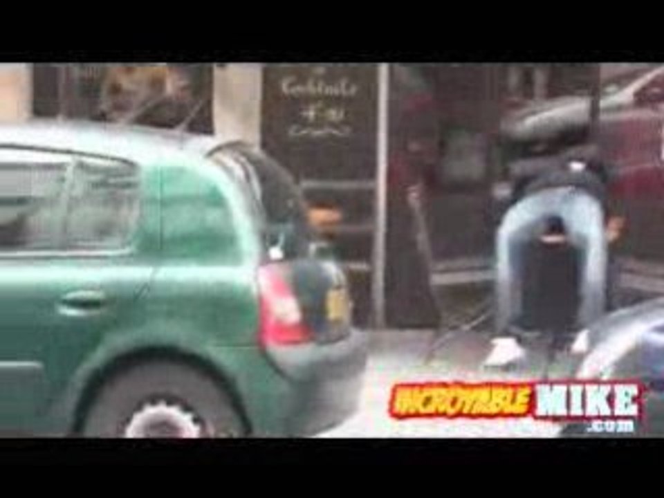 Incroyable Mike dors sur une terrasse