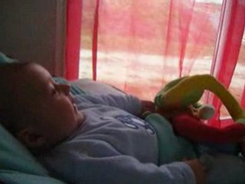 Nathan ( 3 mois ) rigole avec papa