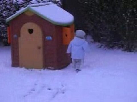 Esteban et Julian PEREZ jouant sous la neige