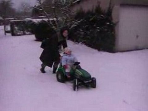 Julian PEREZ fait du tracteur sous la neige