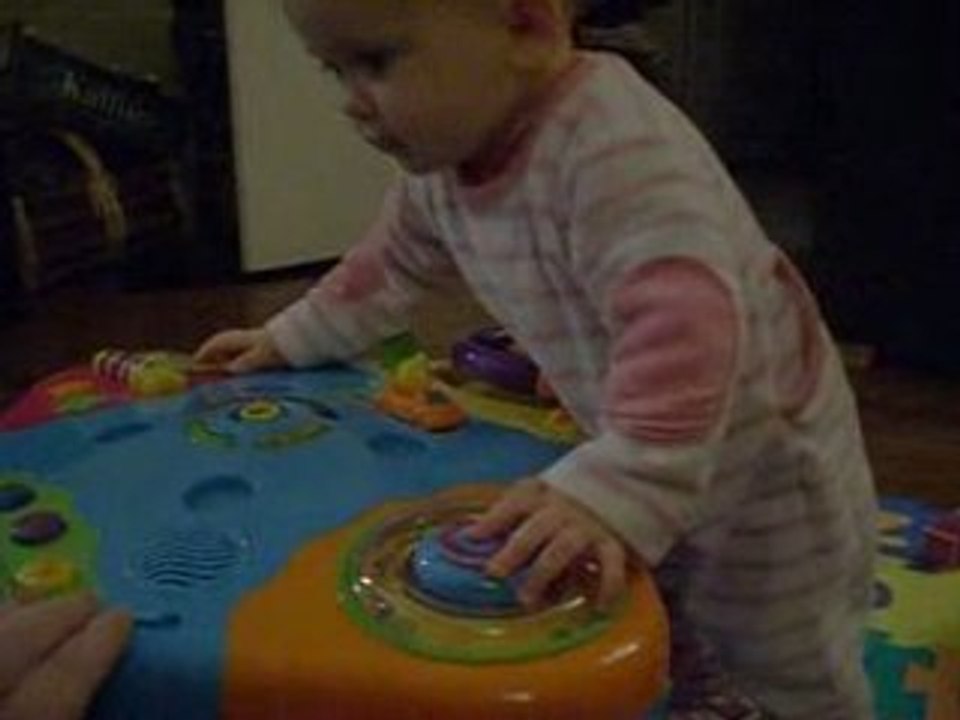 20090210 chloé table contente danse