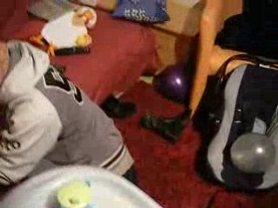 bébé ouvre ses cadeaux et cascade (1an 10février 09 val)