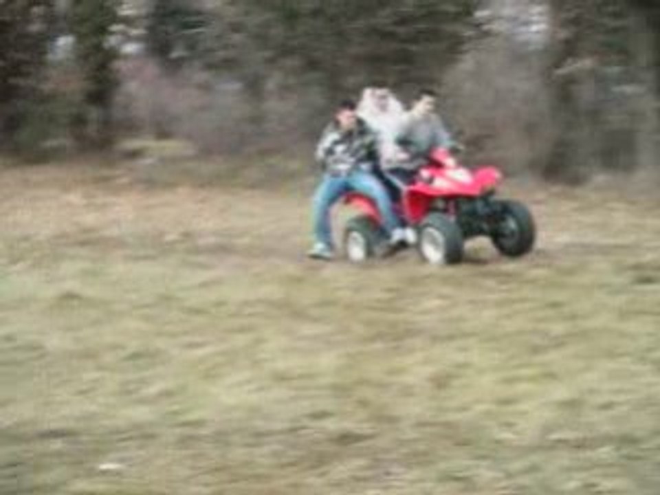 Chute du quad!!!! des idiots.....