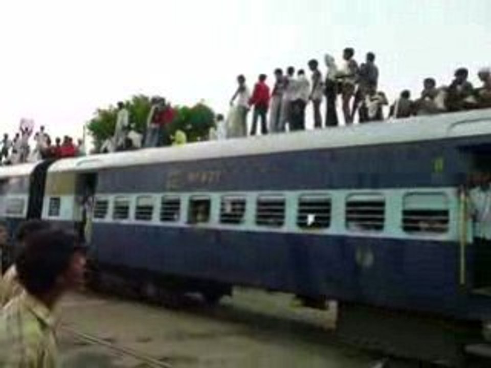 India : Crazy train full of people on the roof