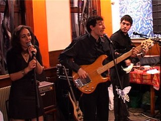 Une abeille dans le bonnet : Elle - concert à la Hache Stras