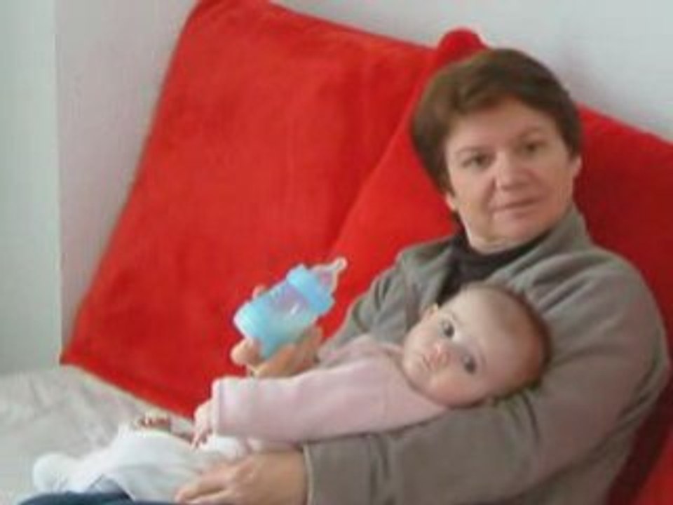 Petite Louise s'entraine avec son biberon