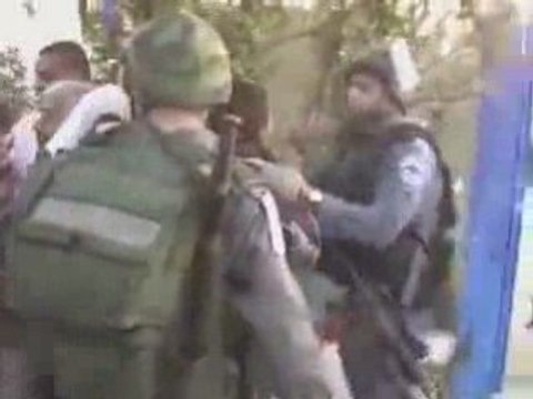 Soldat Sioniste qui met un coup tête a une femme Palestinien