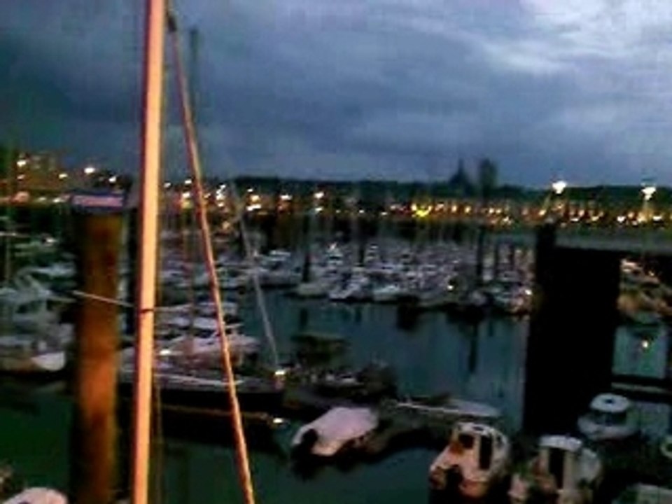vu du port de dieppe la nuit