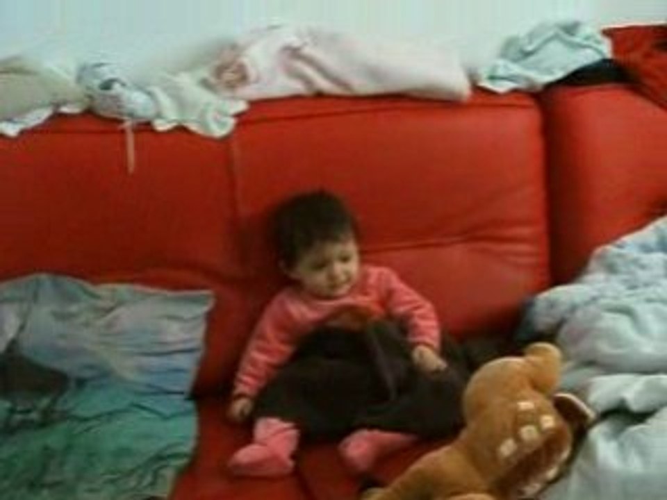 Maeva joue encore à cache-cache