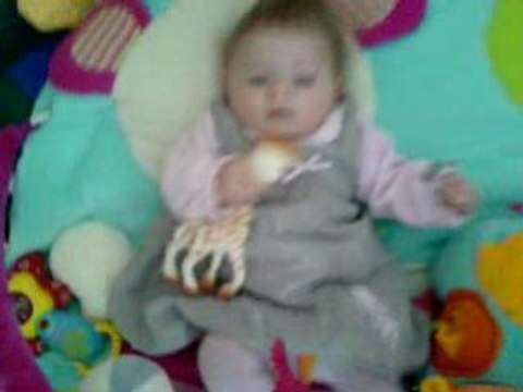 Noemie 4 mois avec sa Girafe