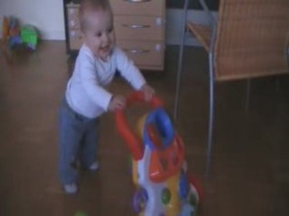 Elle marche avec le trotteur