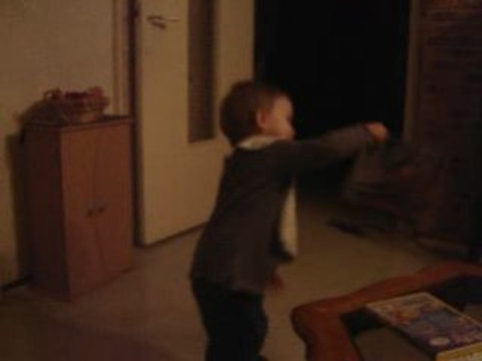 mon neveu ki danse sur oui-oui lol