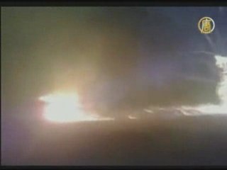 Двое австралийцев выбираются из пожара на машине