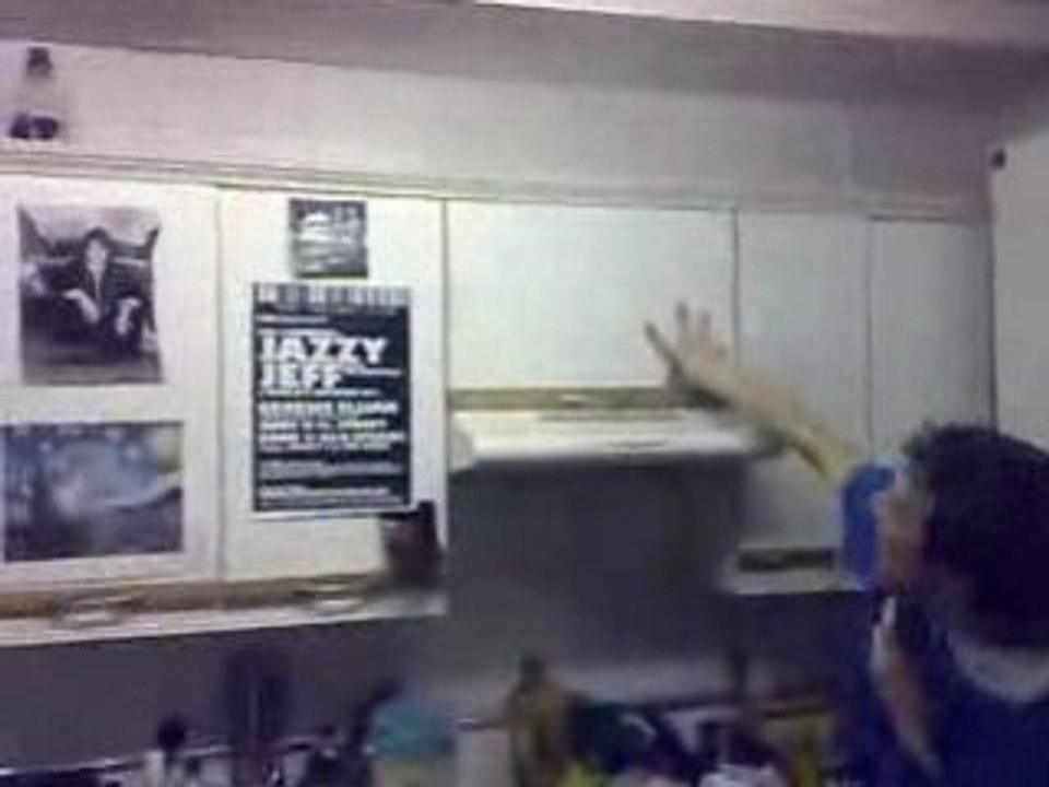 Régis joue dans la cuisine...