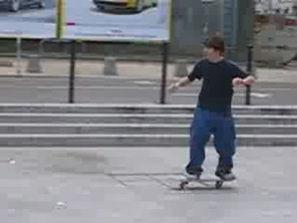 Régis fait du skate