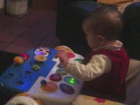 Méline se met debout toute seule