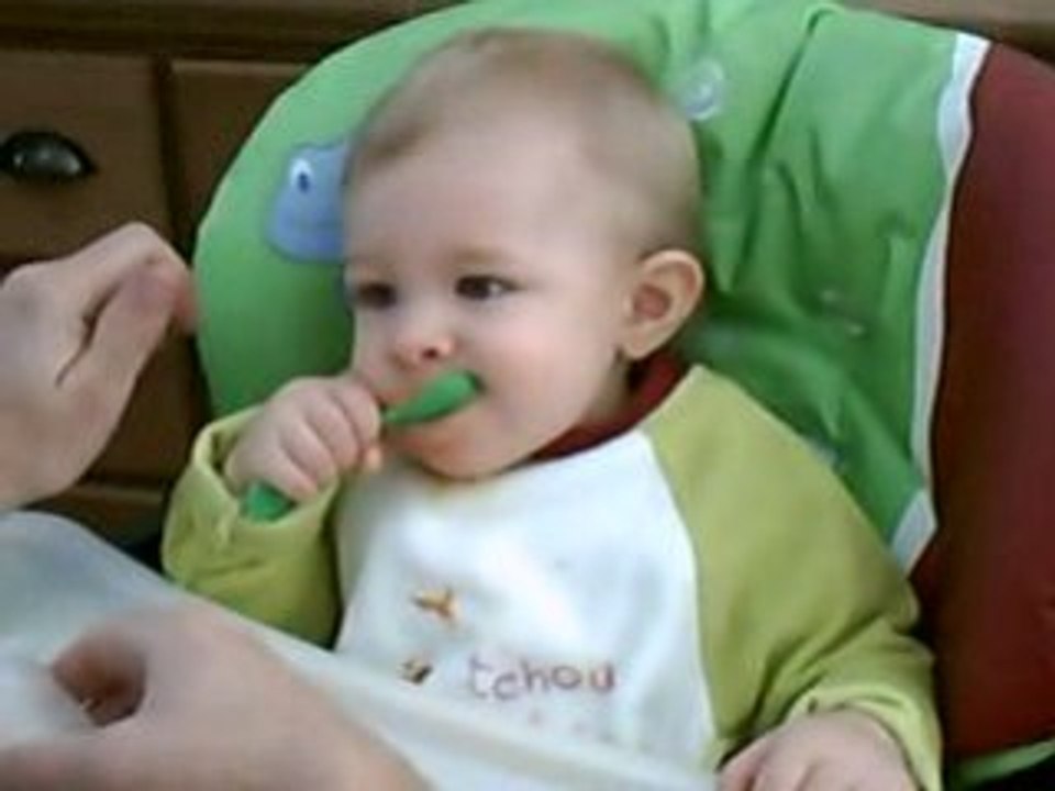 13.02.2009 PETIT APPRENTISSAGE AVEC PAPA POUR MANGER.