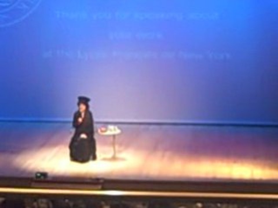 AMELIE NOTHOMB DEVANT LE LYCEE FRANCAIS DE NEW YORK