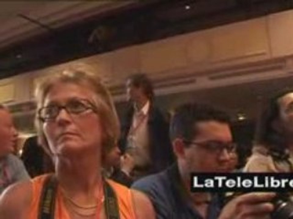 327  FRANCOIS BAYROU DEVANT LA PRESSE LE 25 AVRIL 2007