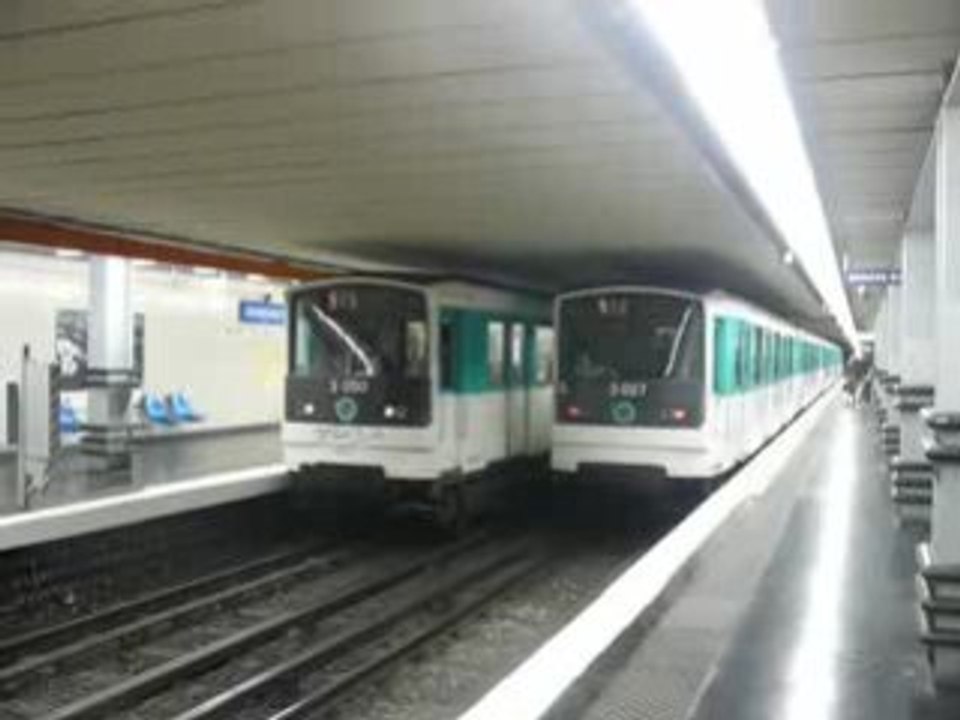 Départ des MF 67 13027 et 13050 de Miromesnil sur la ligne 9