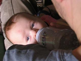 papa donne le biberon