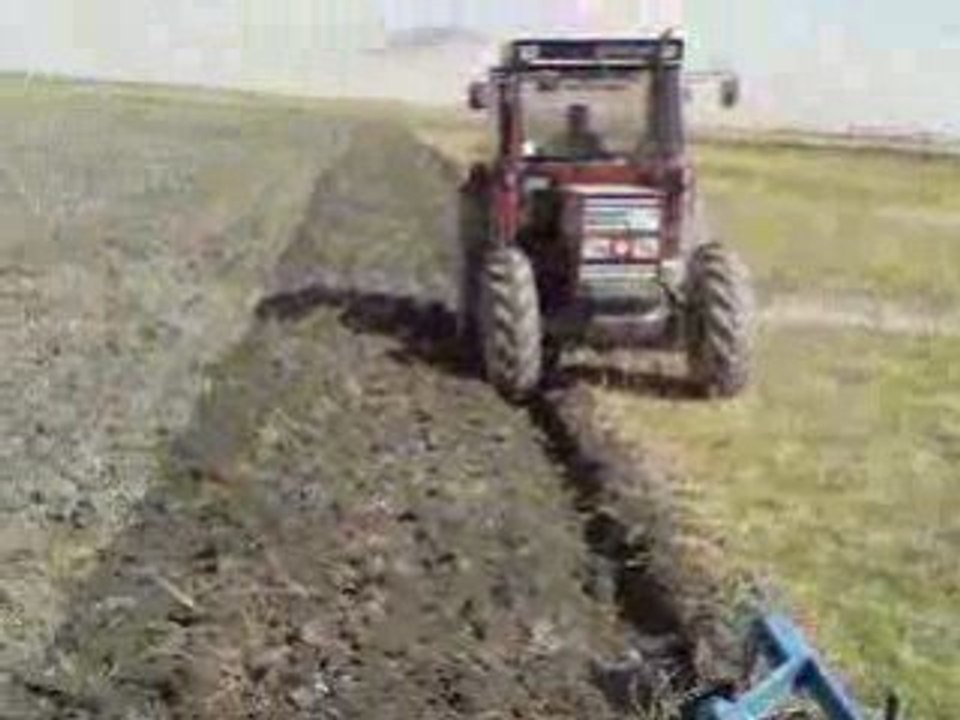 Massey Ferguson 3085 & Tümosan 8280  Tarla Sürüyor.....