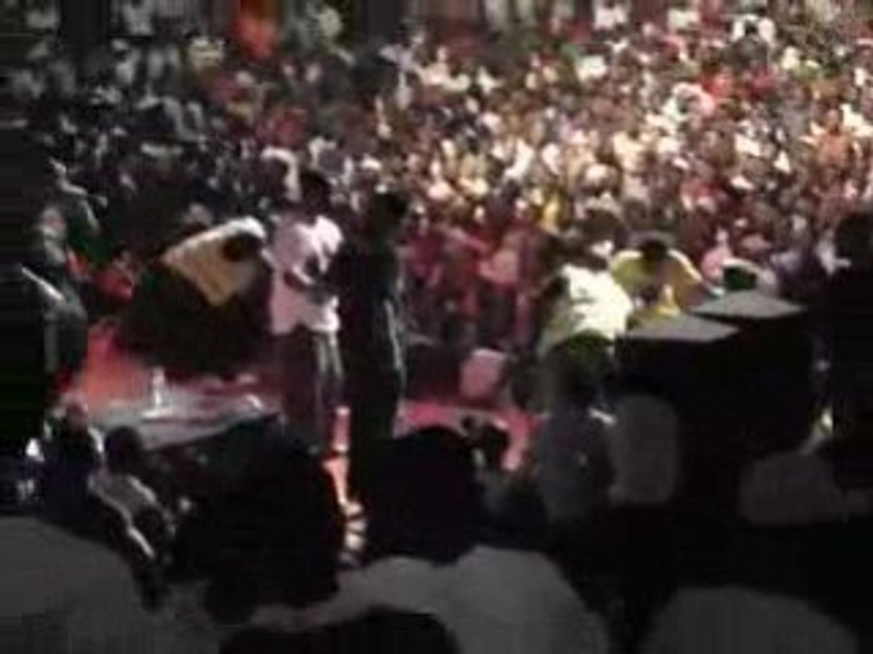 50cent_se_fait_voler_sa_chaine_pendant_un_concert_