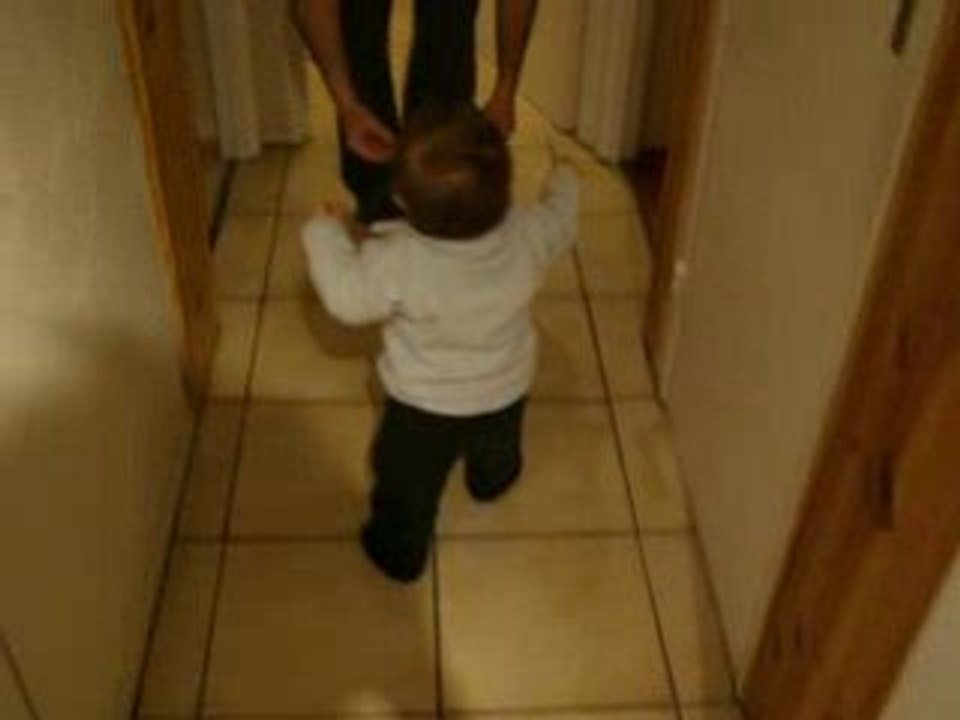 1 an je courre après papa pour la 1ère fois