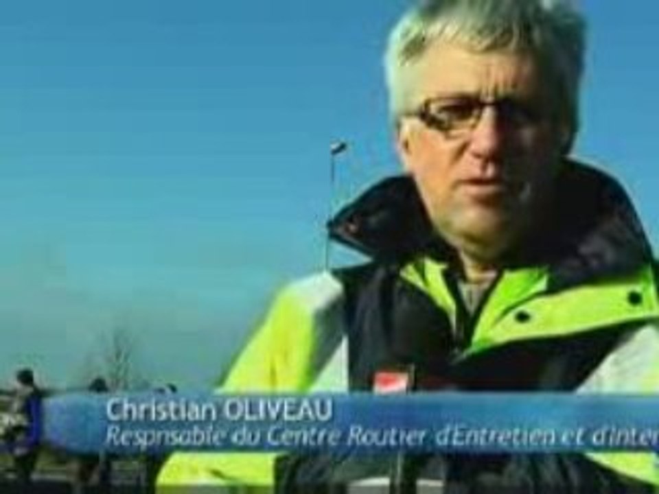 Des_poutres_bloquent_la_rocade_de_la_roche_sur_yon