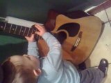 Mon fils joue de la guitare