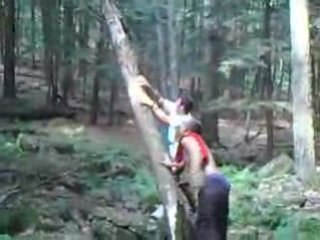 Régis s'entraine pour son futur métier : bucheron