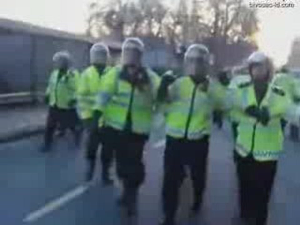 La police insultée et humiliée par la foule mahométane