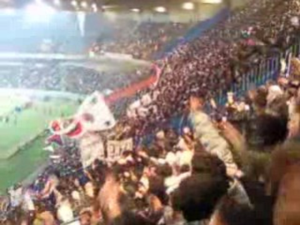 PSG-ASSE ECHANGE AUTEUIL-TRIBUNE G