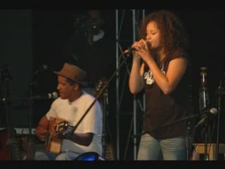 AINA QUACH feat ERICK MANANA ( LIVE AU PALAIS DES SPORTS)