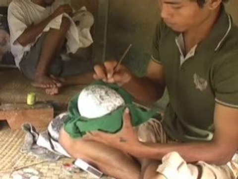 Indonesian Egg Shell Painter
