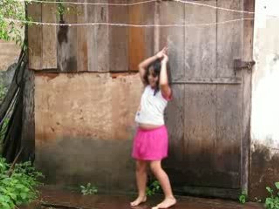 Maria brinca na chuva