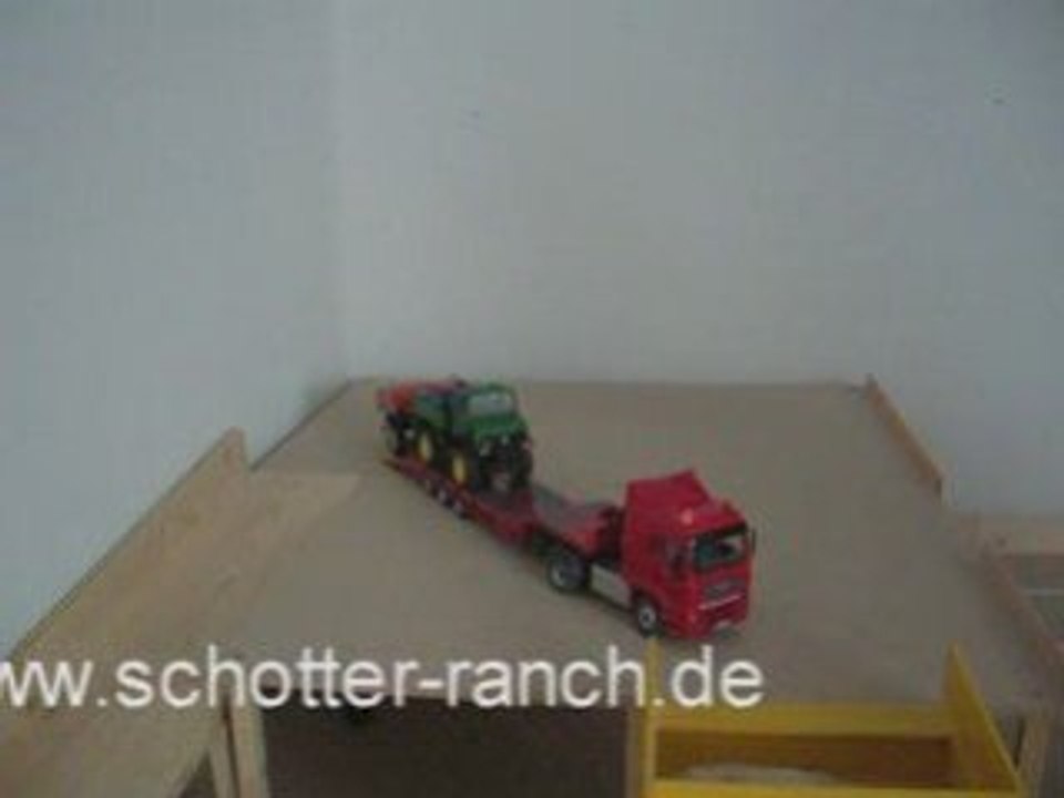 MAN mit Tieflader hat Crash beim Beladen