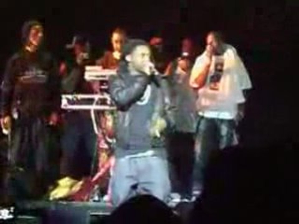 Weezy  - Throws Coat At DJ amp Addresses Crowd