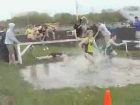 Régis qui court à une course d'obstacle