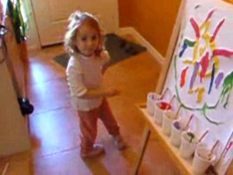 Maelle fait de la peinture!