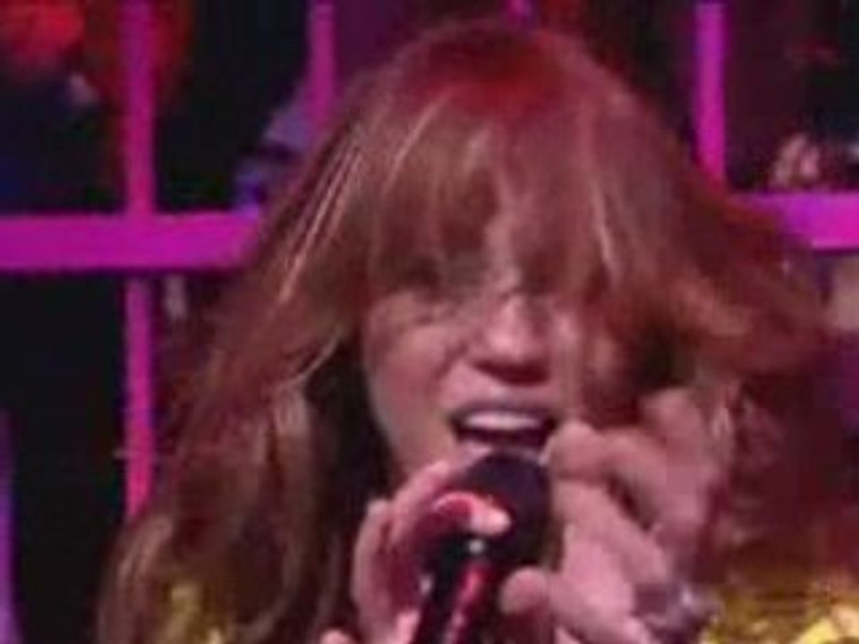 Miley Cyrus dimentica le parole della canzone