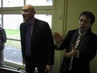 Bernard Laporte et Serge Grouard jouent au babyfoot