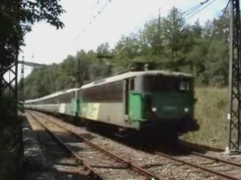 LE TRAIN CORAIL L'AUBRAC EN UNITE MULTIPLE